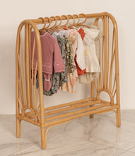 Cargar imagen en el visor de la galería, Rack de ropa Nature Runs the Kids
