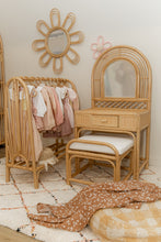 Cargar imagen en el visor de la galería, Rack de ropa Nature Runs the Kids