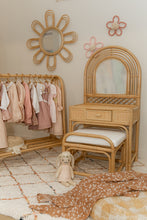 Cargar imagen en el visor de la galería, Rack de ropa Nature Runs the Kids