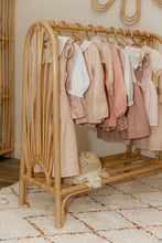 Cargar imagen en el visor de la galería, Rack de ropa Nature Runs the Kids