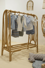 Cargar imagen en el visor de la galería, Rack de ropa Nature Runs the Kids