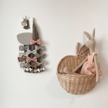 Carregar imagem no visualizador da galeria, Natura Apple Rattan Wall Décor