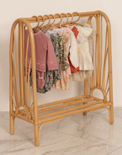 Cargar imagen en el visor de la galería, Rack de ropa Nature Runs the Kids
