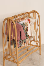 Cargar imagen en el visor de la galería, Rack de ropa Nature Runs the Kids
