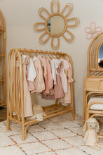Cargar imagen en el visor de la galería, Rack de ropa Nature Runs the Kids
