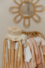 Cargar imagen en el visor de la galería, Rack de ropa Nature Runs the Kids
