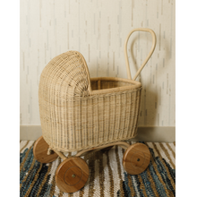 Carregar imagem no visualizador da galeria, Natura Trixie Rattan Doll Pram
